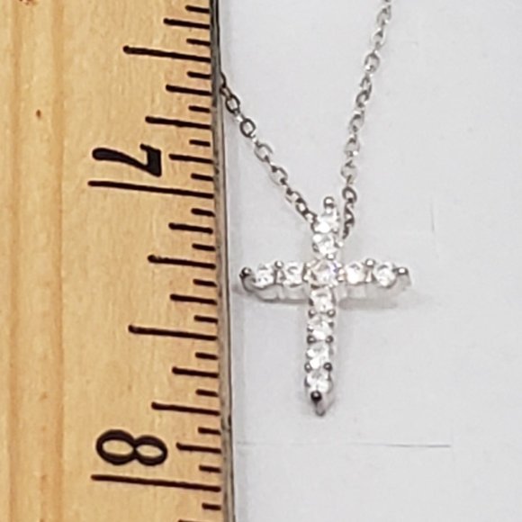 Cubic Zirconia Cross pendant set in 925 Sterling Silver w/18in 925 Sterlingchain - Picture 4 of 5